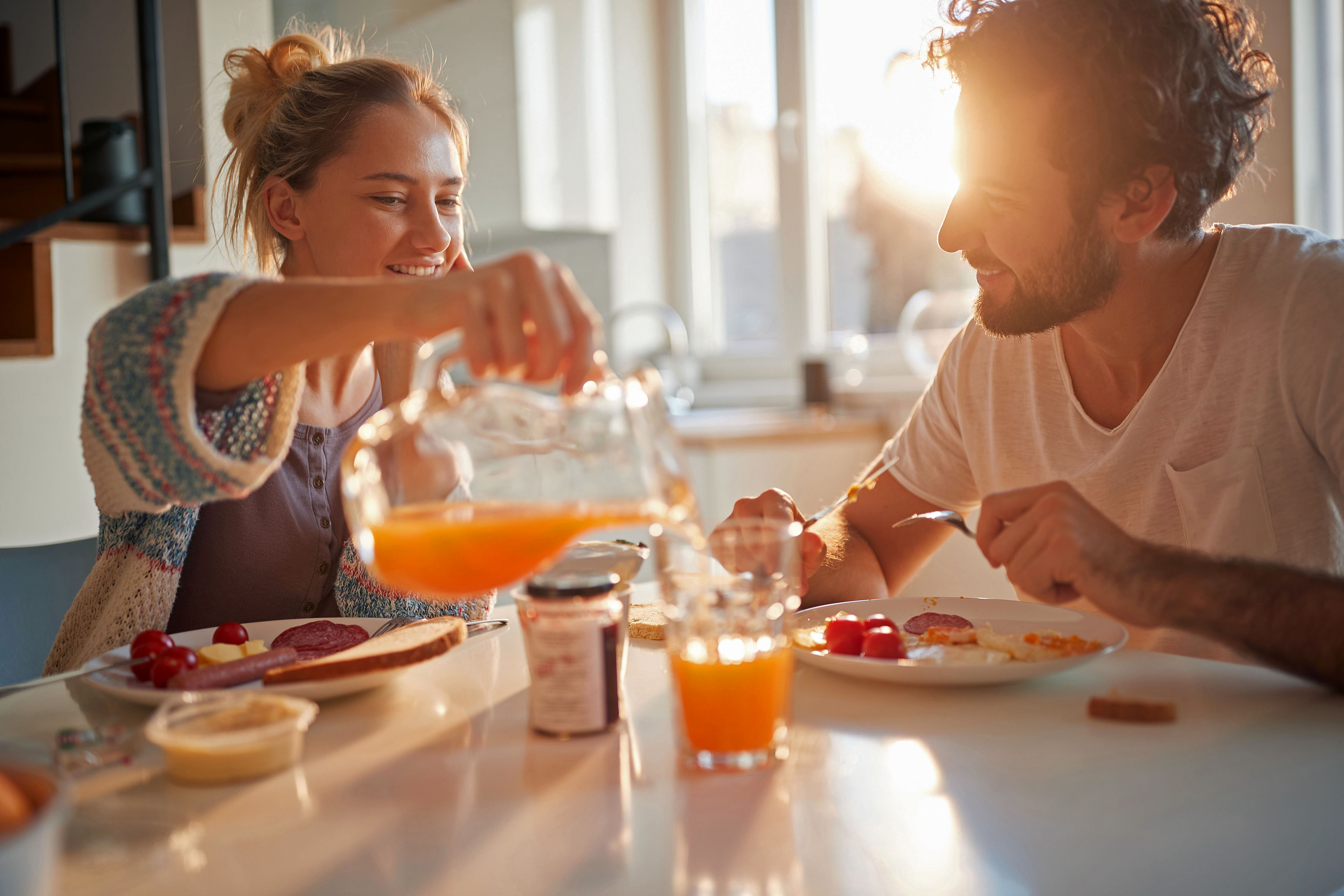 Junges, gut gelauntes Paar beim gesunden Frühstück